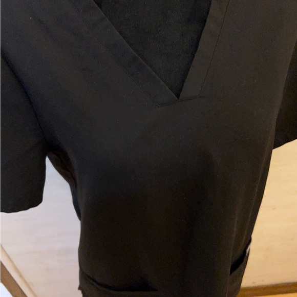 FIGS Casma Three-Pocket Scrub Top. - Picture 8 of 12